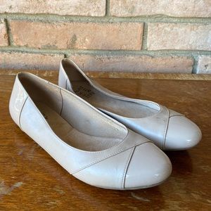Naturalizer Cream Tan Flats, 8.5